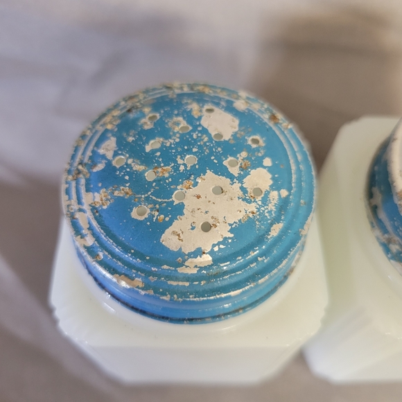 VTG Tipp City Milk Glass Salt & Pepper Shakers - Picture 6 of 10